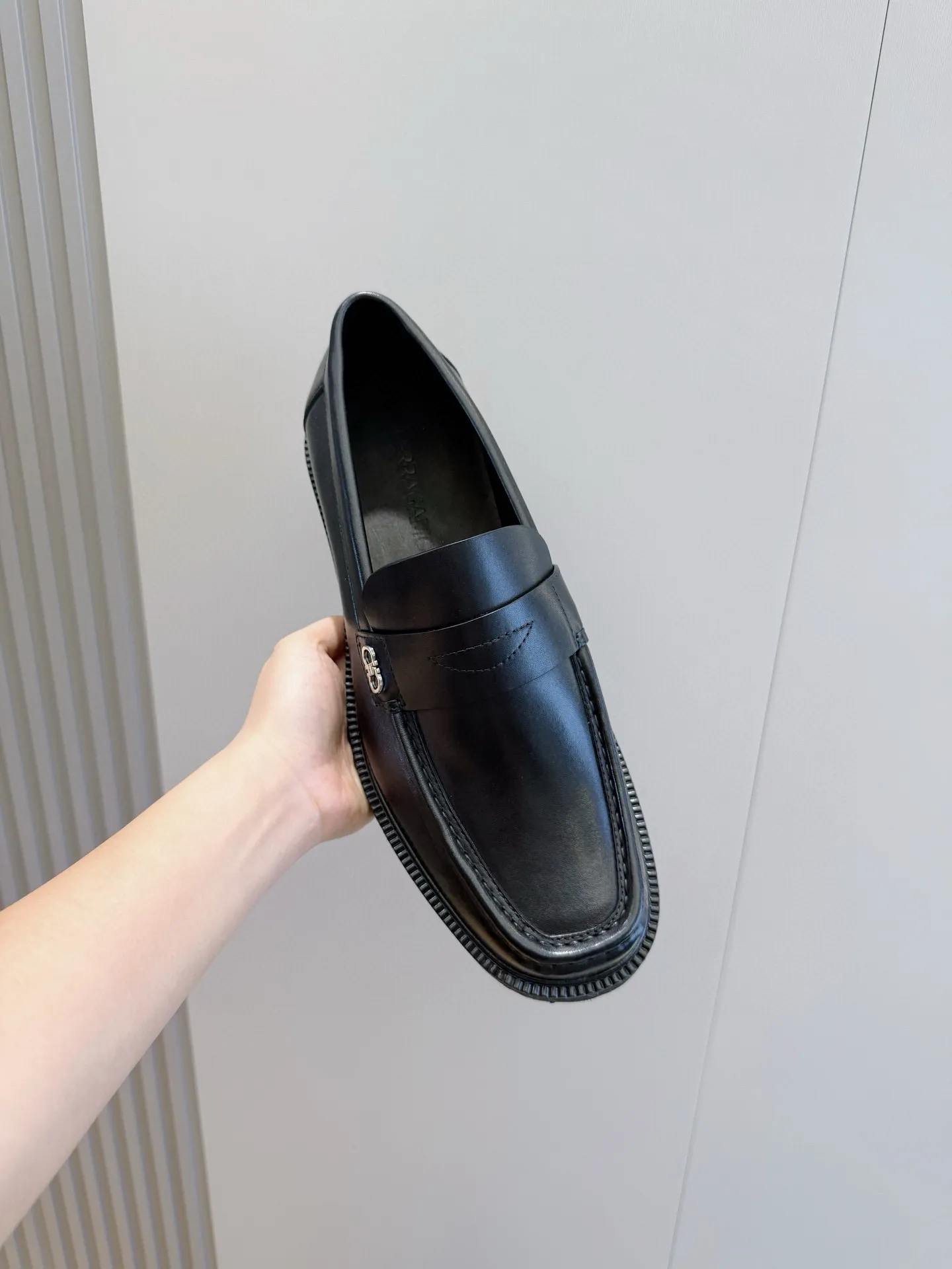 [Ferragamo] Top P: 760💰 Number of yards: 39~44 (38.45. Customized, non-returnable) Ferragamo men's leather derby shoes. The new derby shoes are light in texture and cool in style. They adopt exquisite eyelet uppers and novelly define urban trends. Made of brushed cowhide, it has a plump and rounded toe box and is decorated with delicate wingtip decorative details. Imported cowhide + cowhide lining.
